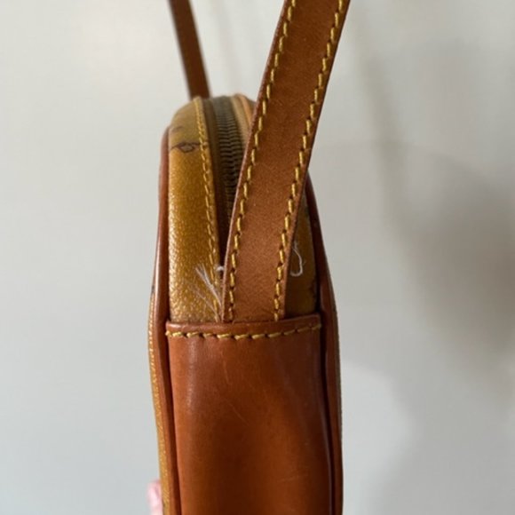 Alviero Martini Crossbody Bag htf Excellent condition Perfect For Spring - Picture 3 of 10